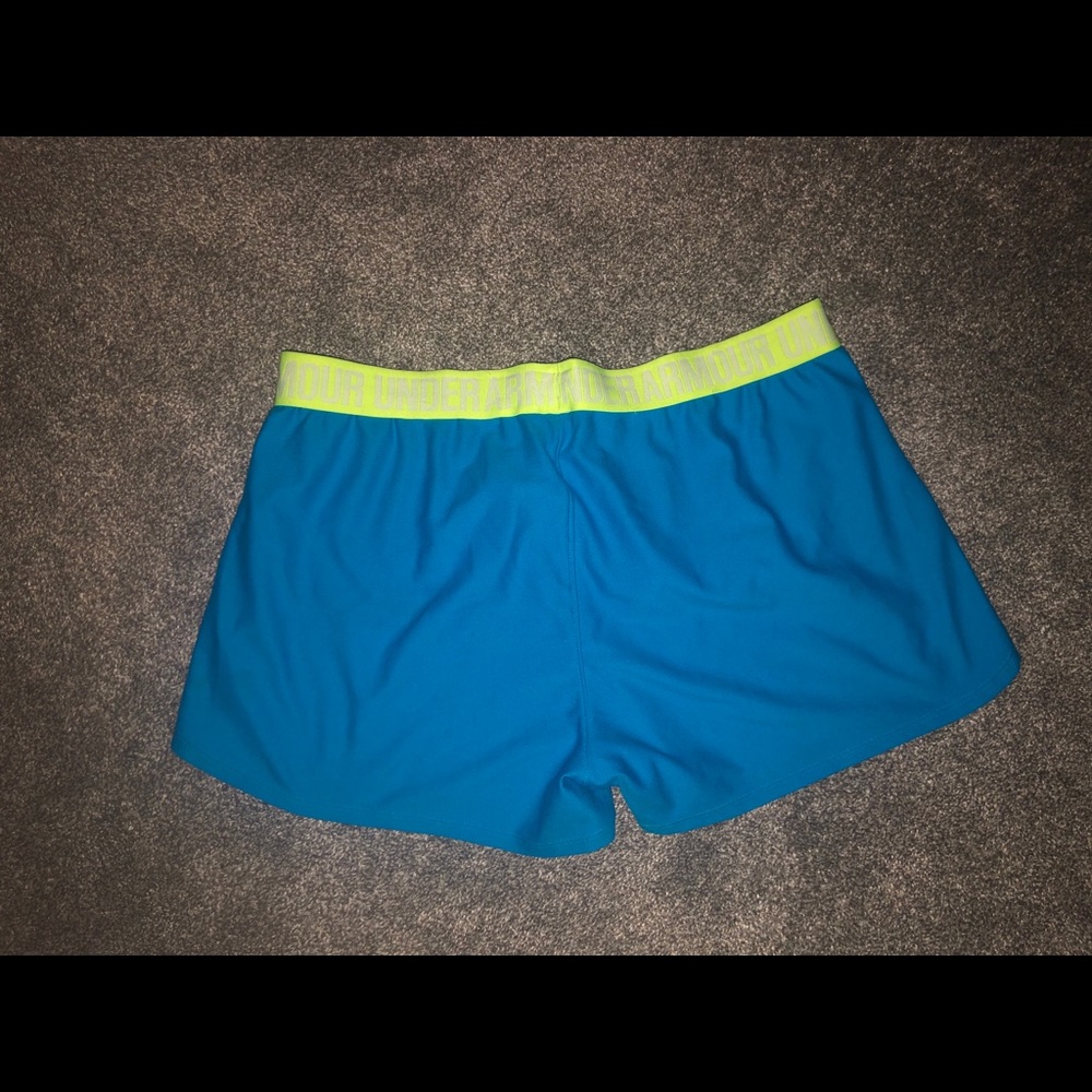 Woman’s UA shorts - Picture 2 of 2